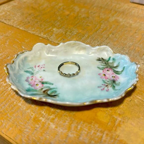 A K Limoges France Hand Painted Porcelain Ring dish. (Ring not included) - Picture 1 of 3